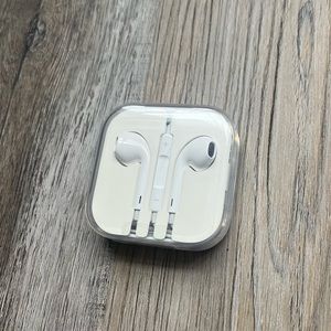 NWT Apple iPhone 6S plug in headphones